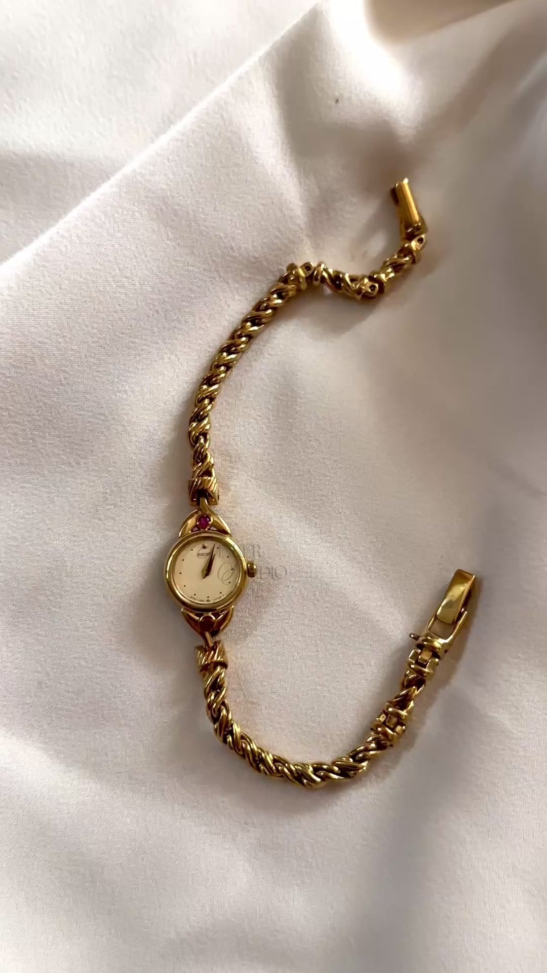 Vintage Seiko 1E20-0430 Ruby Accent Gold Bracelet Watch — Circa 1986